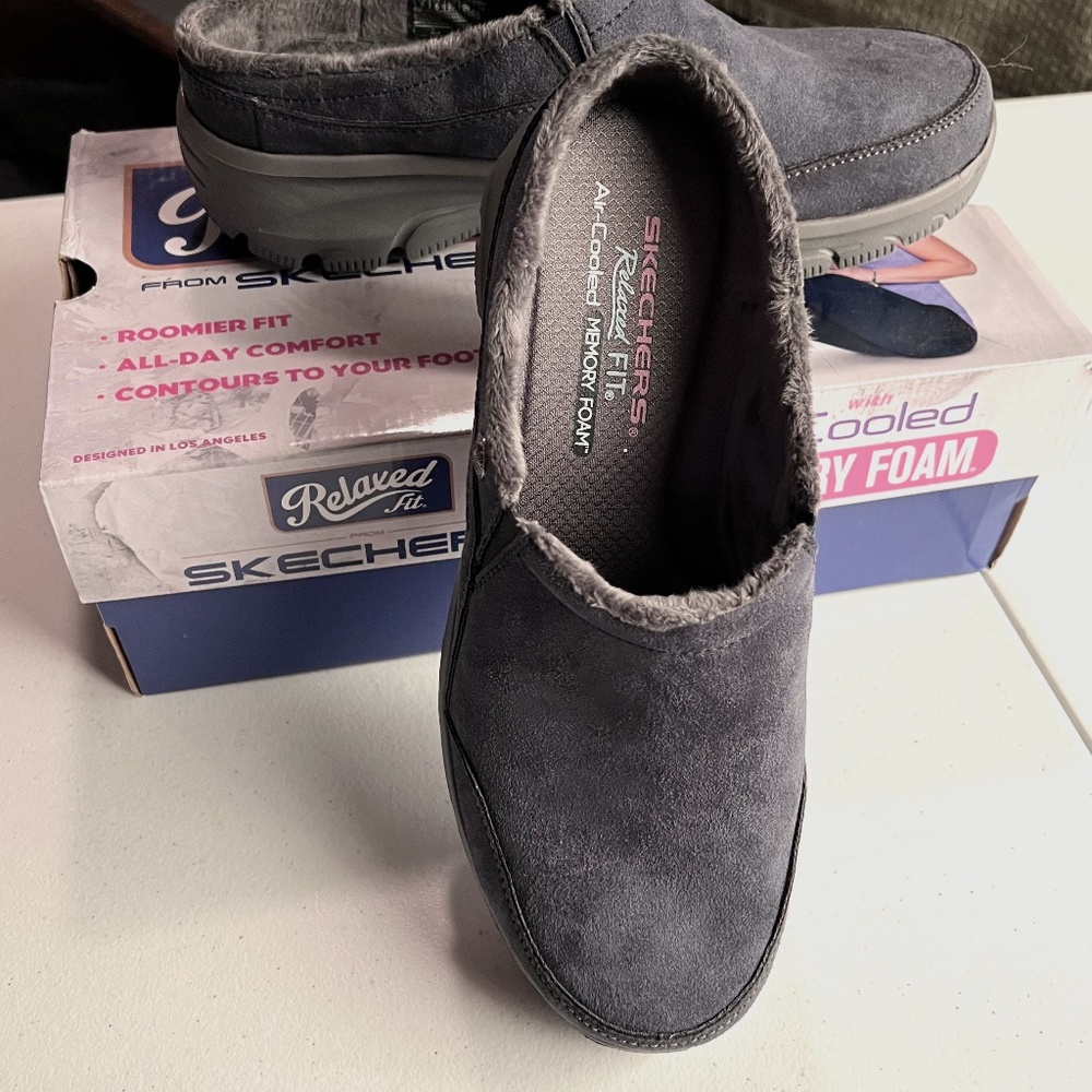 Skechers Relaxed Fit: Easy Going - Latte Navy Sherpa Lined Slip On Size 9 NIB